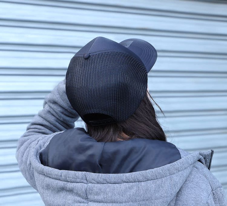 Picture of INIVI CLASSIC TRUCKER WITH SEAMLESS MESH - SNAPBACK